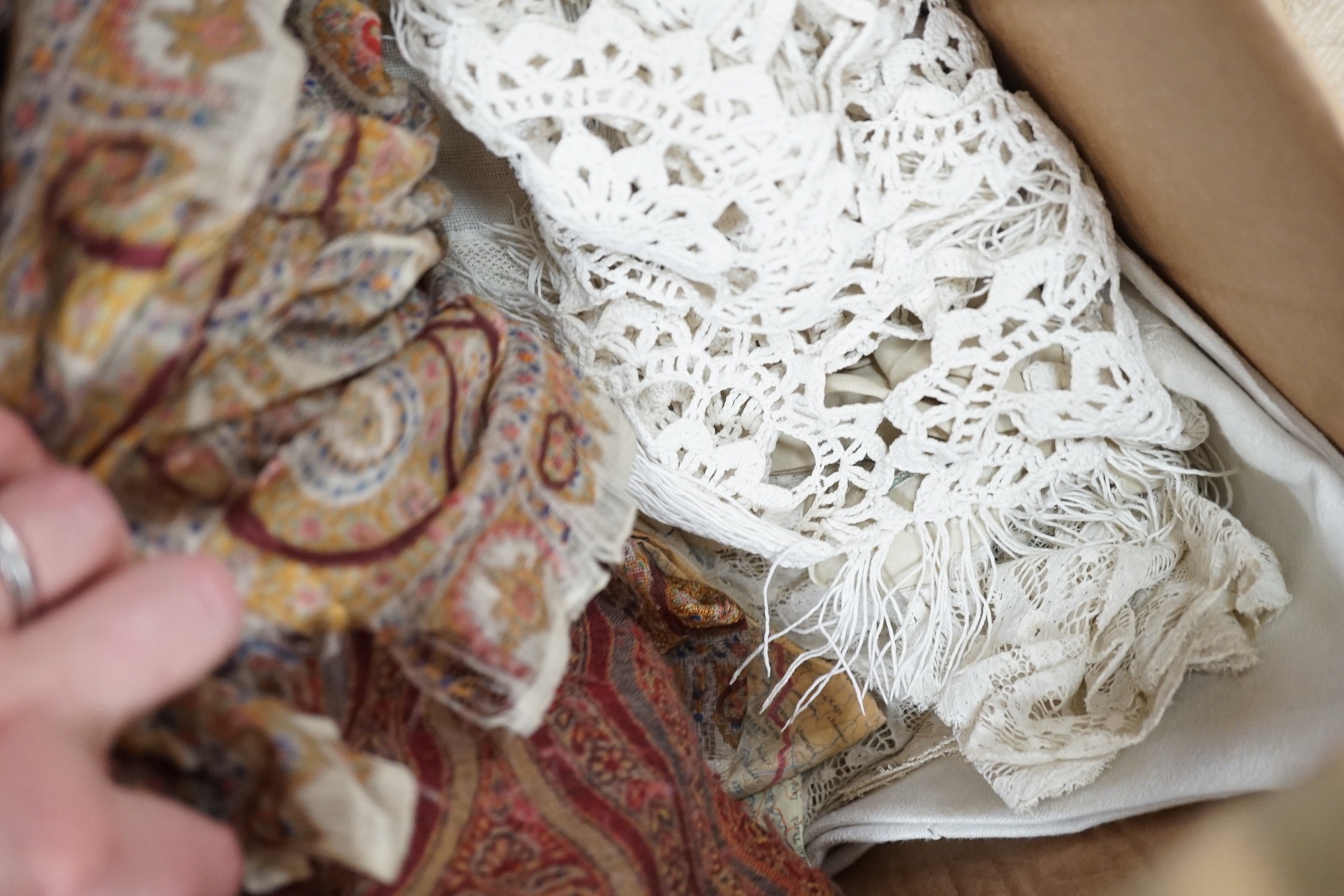 A quantity of mixed linen, together with two paisley seals and other table mats, cloths, etc.